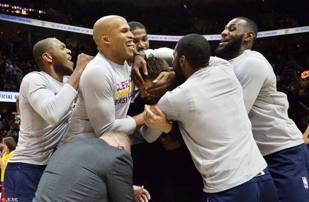 雄鹿绝杀上海队，詹姆斯带队取胜