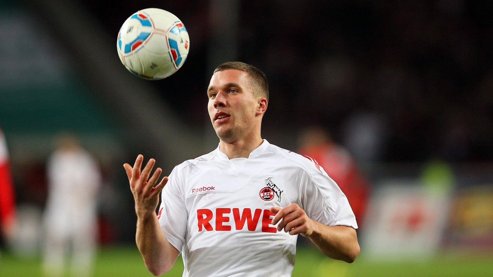 雷速足球直播-南美风暴席卷北欧，乌拉圭完胜瑞典，穆勒传奇纪录再添新章